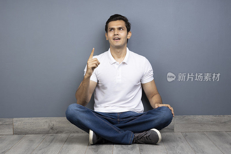 男人盘腿坐在地板上的stock photo